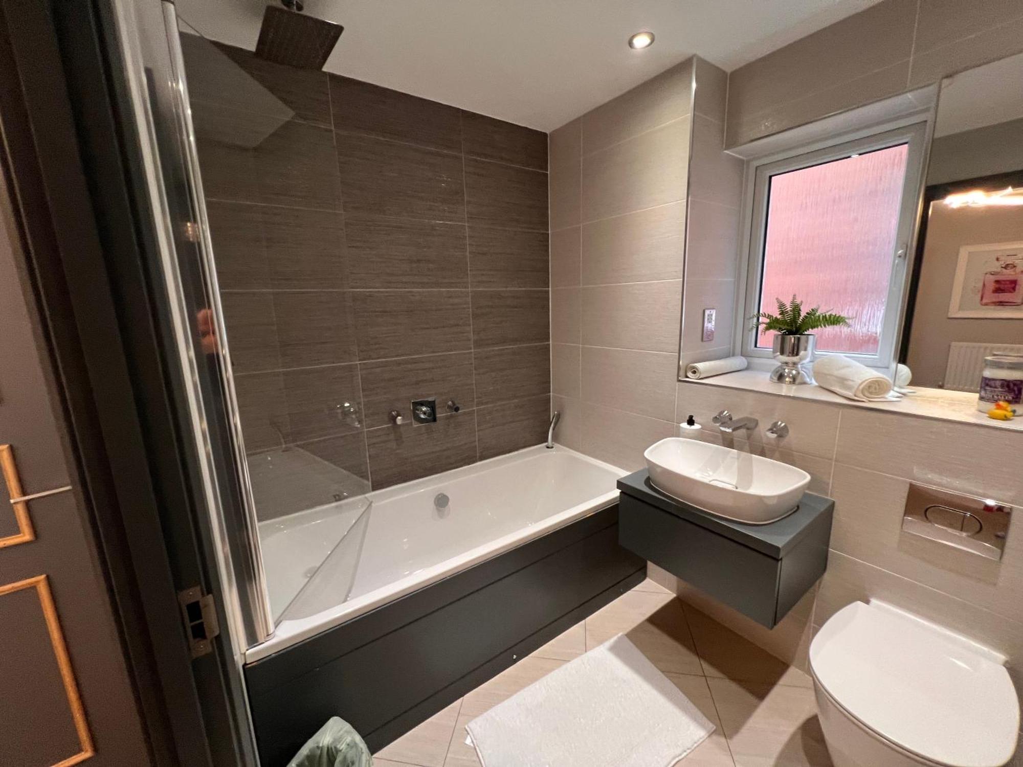 Luxury Durham Home In Dh1, Free Parking, No Fees Экстерьер фото